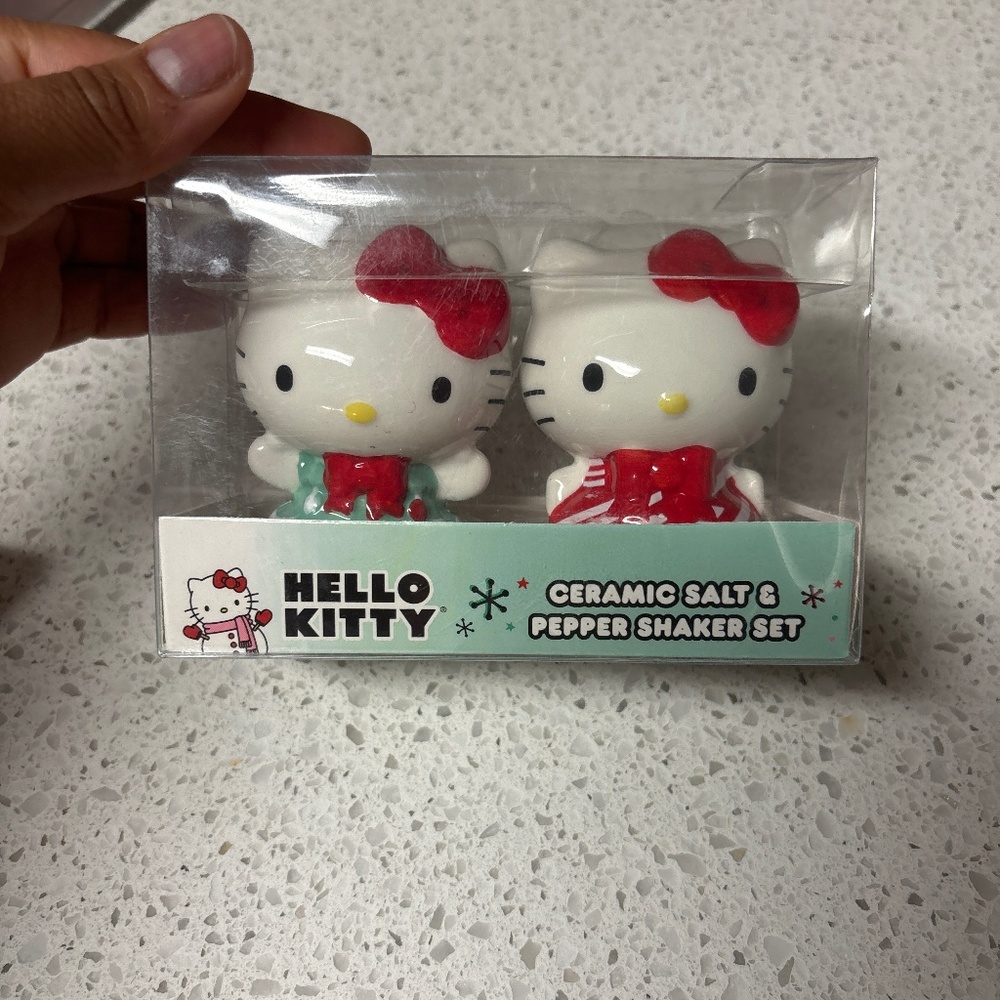 Hello Kitty Salt & Pepper Shaker Set